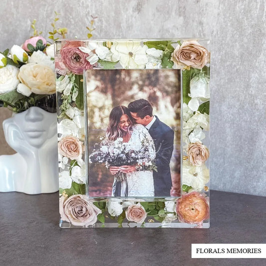 Three-dimensional resin frame wedding flower preservation for method comparison